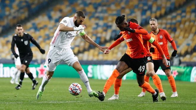 Benzema và các đồng đội gặp quá nhiều khó khăn trước hàng phòng ngự số đông của&nbsp;Shakhtar Donetsk