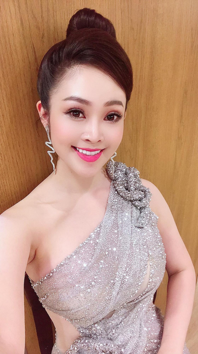 Nhờ sở hữu gương mặt xinh đẹp và nụ cười tỏa nắng hút mọi ánh nhìn, MC Thùy Linh đoạt giải thưởng "Nụ cười VTV" năm 2016.