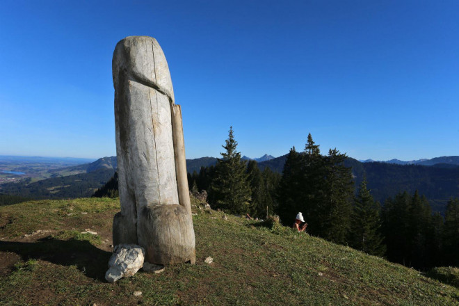 Cận cảnh bức tượng bằng gỗ hình "của quý" khổng lồ nằm trên núi Grunten