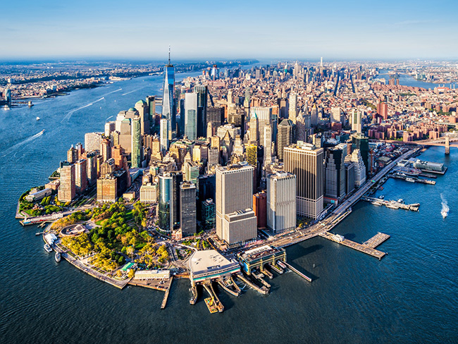 New York, Mỹ: Thành phố New York ước tính thu hút khoảng 67 triệu khách du lịch vào năm 2019, nhưng từ khi trở thành&nbsp;tâm dịch COVID-19 vào năm ngoái, thành phố này chỉ đón được một lượng nhỏ du khách&nbsp;trong năm 2020. Tuy nhiên, năm mới đến sẽ kéo theo sự phục hồi kinh tế, vậy nên tranh thủ lúc New York còn chưa quá đông như lúc trước và giá cả cũng đang "mềm" hơn, bạn hãy ghé ngay thành phố này. Con đường&nbsp;Empire State dài hơn 1.200km là đường mòn dài nhất nước Mỹ, bạn có thể đi bộ hay đạp xe và ngắm nhìn quang cảnh 2 bên đường.
