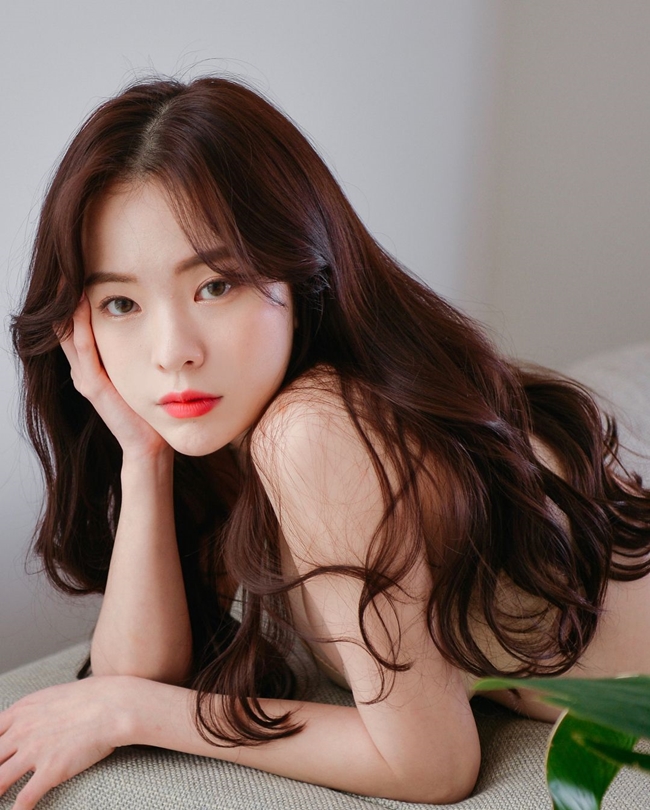 Lee Ha Neul cho thấy sự sexy vừa đủ bên cạnh nét ngoại hình vốn mang nhiều sự ngây thơ, trẻ con.
