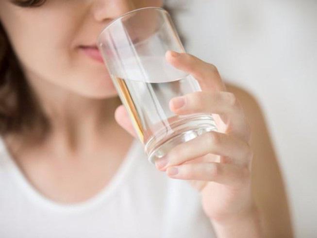 Uống nước ngay cả khi không khát là lời khuyên của nhiều chuyên gia dinh dưỡng.