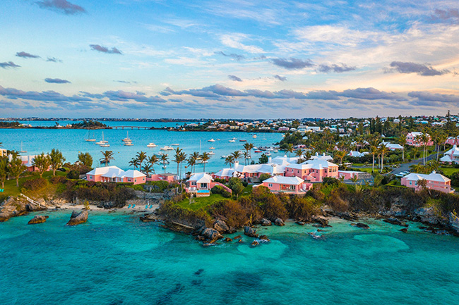 Bermuda: Những mái nhà màu trắng kiểu Bermudia và cửa chớp sơn màu xanh lá cây vô cùng hài hòa với phong canh của hòn đảo, cùng với làn nước màu ngọc lam tuyệt đẹp trên Bãi biển St. Catherine chắc chắn sẽ đánh cắp trái tim mọi du khách.
