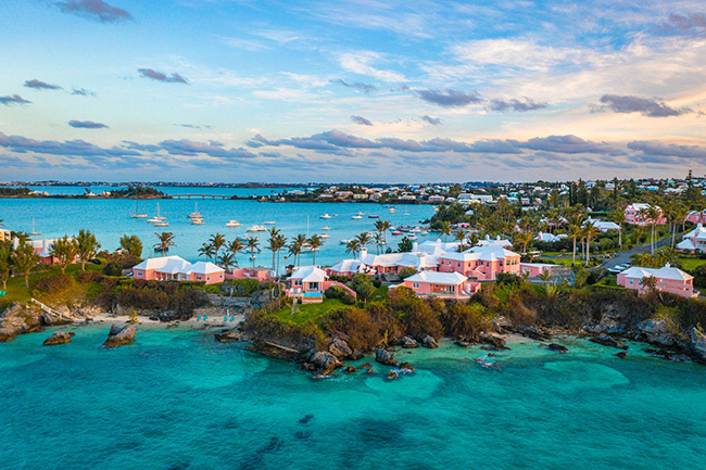 Bermuda:&nbsp;Những mái nhà màu trắng kiểu Bermudia và cửa chớp sơn màu xanh lá cây vô cùng hài hòa với&nbsp;phong canh của hòn đảo, cùng với làn nước màu ngọc lam tuyệt đẹp&nbsp;trên Bãi biển St. Catherine chắc chắn sẽ đánh cắp trái tim mọi du khách.
