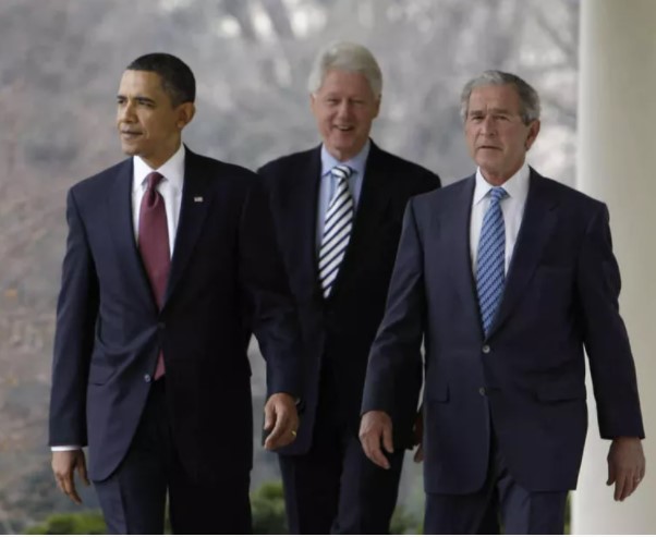 3 cựu Tổng thống Mỹ, Barack Obama (trái), George W. Bush (phải)&nbsp;và Bill Clinton, muốn tạo niềm tin cho người dân vào vaccine Covid-19.&nbsp;Ảnh: AP