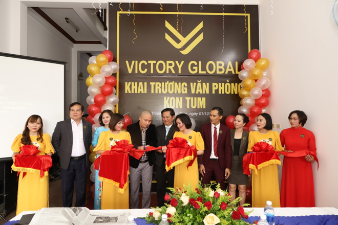 Hình ảnh cắt băng khai trương của đại diện lãnh đạo Công Ty CP Victory Global