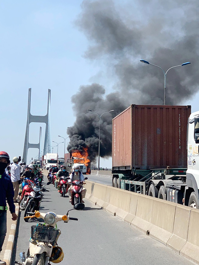 Xe container bốc cháy dữ dội khi đổ dốc cầu Phú Mỹ