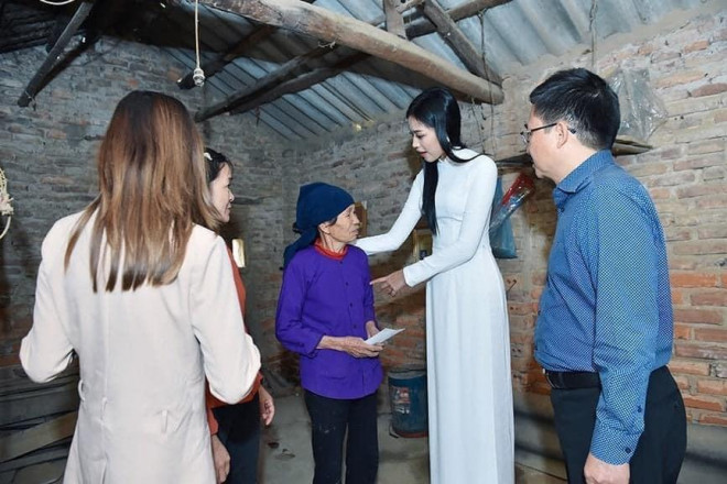 Hình ảnh Tân Hoa hậu Việt Nam 2020 Đỗ Thị Hà đi làm từ thiện với trang phục áo dài bị chỉ trích làm màu