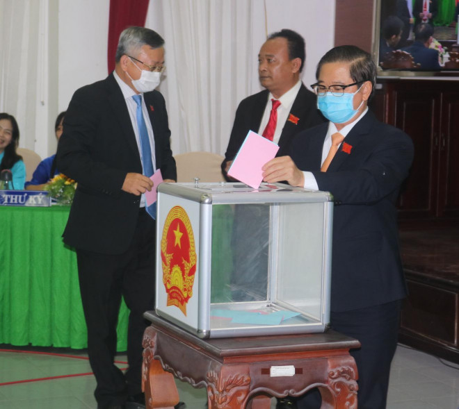 Các đại biểu bỏ phiếu bầu chức danh Phó Chủ tịch HĐND và Phó Chủ tịch UBND TP Cần Thơ
