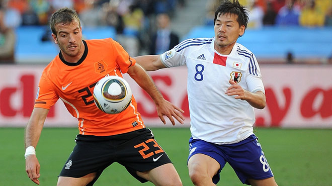 Daisuke Matsui (phải) cùng ĐT Nhật Bản thi đấu ở World Cup 2010.