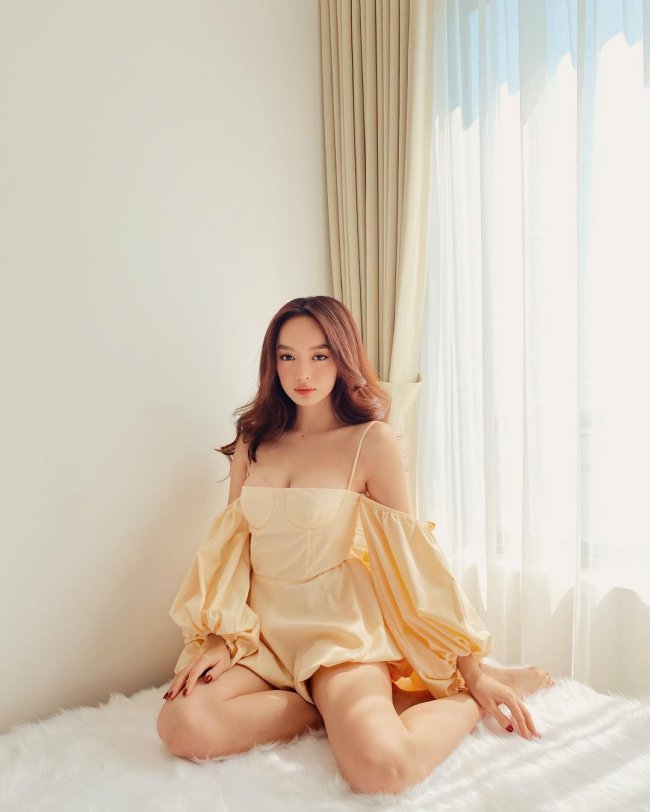 Ấn tượng với Kaity Nguyễn là một hot girl xinh đẹp với đôi mắt to tròn, gương mặt rất Tây và thân hình đầy đặn, quyến rũ.
