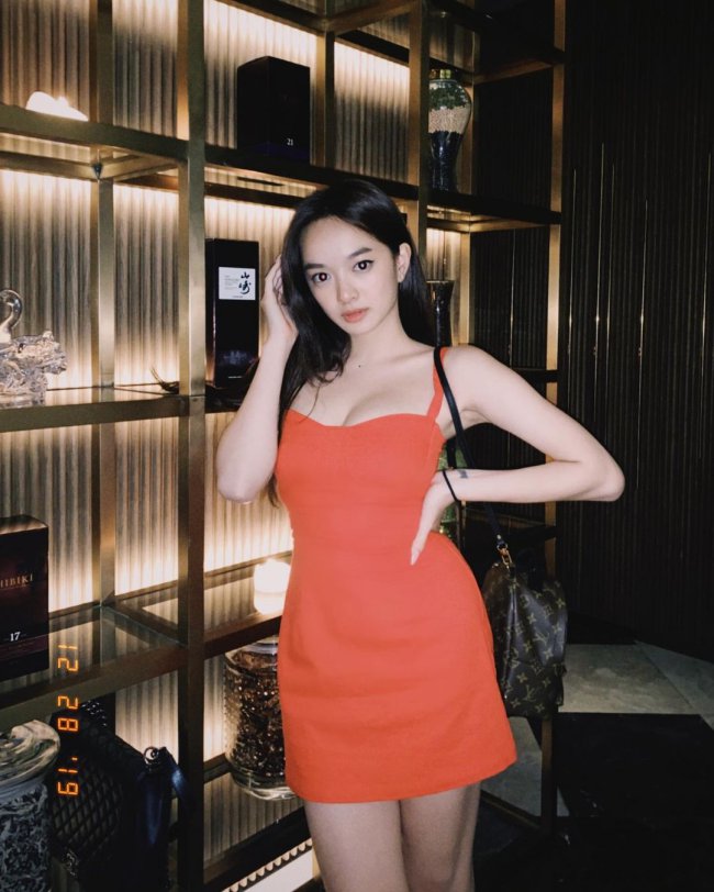 Kaity Nguyễn từng được gọi với biệt danh “hot girl ngực khủng”, “siêu vòng 1”… khi sở hữu vòng 1 nóng bỏng, căng đầy ở tuổi đôi mươi.
