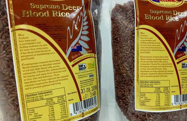 Theo người bán, đây là loại gạo đặc sản cao cấp ở New Zealand. Nông dân nước này đã trồng giống lúa cho gạo hạt dài theo phương pháp đặc biệt. Đến khi thu hoạch, lúa được đem xay xát sạch rồi lấy huyết nhung hươu (quá trình cắt nhung hươu sẽ có huyết) tẩm vào hạt gạo để huyết nhung thẩm thấu từ từ vào từng hạt.
