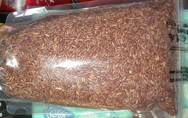 Sau khi tẩm ướp và sấy khô, hạt gạo sẽ có màu nâu đỏ, nhạt hơn màu gạo lứt của Việt Nam.
