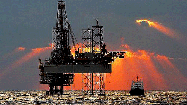 Giá dầu thô tiếp tục&nbsp;tăng mạnh