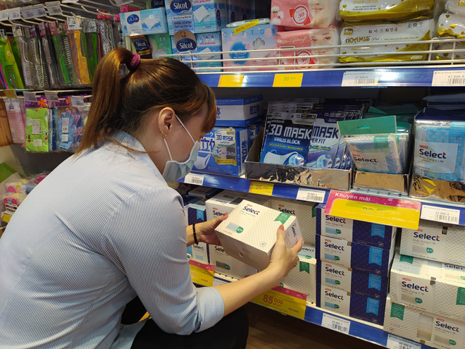 Khách hàng chọn mua khẩu trang y tế tại siêu thị Co.opmart Rạch Miễu, quận Phú Nhuận