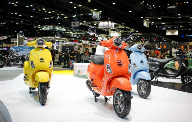 Vespa LX 10th Anni có nhiều màu sắc.