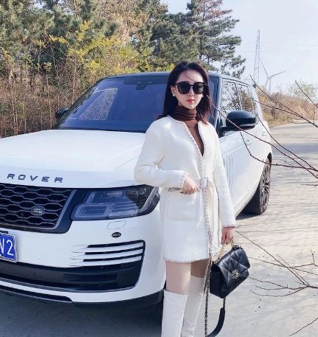 Chiếc ô tô mới mà Lệ Lệ sở hữu là Range Rover.
