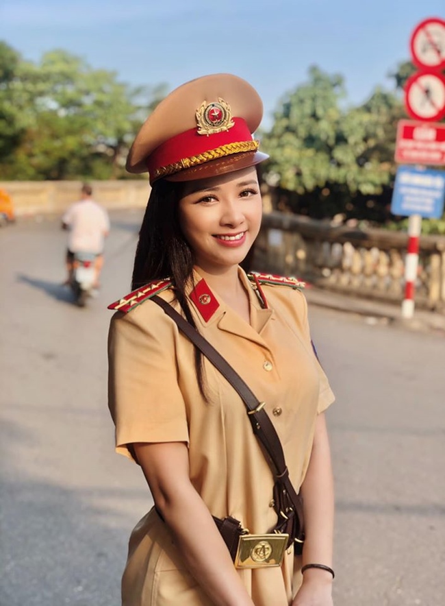 Tháng 8 vừa qua, nữ ca sĩ Hà thành gây chú ý khi chia sẻ loạt ảnh mặc áo cảnh sát giao thông trên phố. Được biết, Dương Hoàng Yến tham gia trải nghiệm lần đầu làm cảnh sát giao thông cùng các chiến sĩ trong một chương trình phát sóng trên VTV3.
