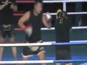 Thể thao - Trò hề: &quot;Đệ tử&quot; Diệp Vấn bị võ sĩ Boxing đánh &quot;vừa chạy vừa xin&quot;