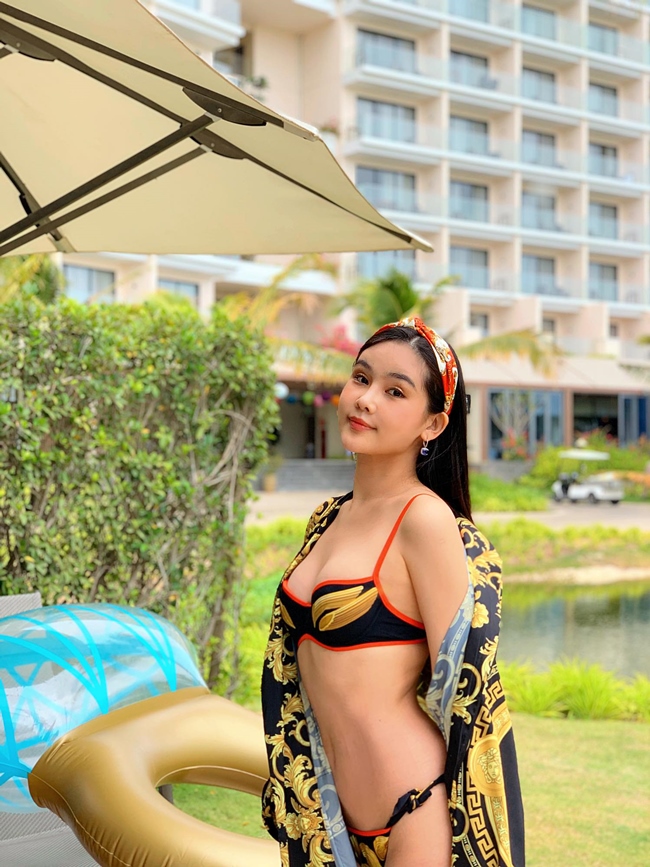 Ngoài đời, Hoa hậu 9X có gu thời trang sang trọng, thanh lịch. Thỉnh thoảng, Ngân Anh mới diện bikini nóng bỏng trong những chuyến du lịch, nghỉ dưỡng.
