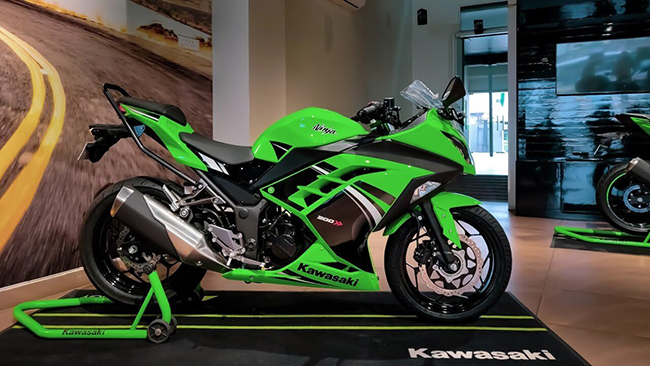 1. Kawasaki Ninja 300 ABS (vận tốc tối đa: 180 km/h)
