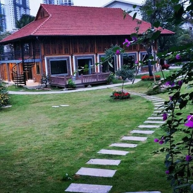 Ngôi nhà được xây dựng theo kiến trúc thuần Việt với mái ngói đỏ tươi, không gian mở vô cùng gần gũi với thiên nhiên.
