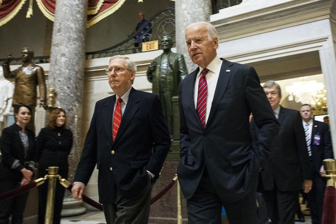 Thượng nghị sĩ Mitch McConnell (trái) và Tổng thống tân cử Joe Biden (phải) trong một phiên làm việc ở Thượng viện vào tháng 1-2017. Ảnh: AP