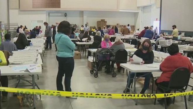 Hoạt động kiểm phiếu lại diễn ra ở bang Georgia. Ảnh: Fox 5
