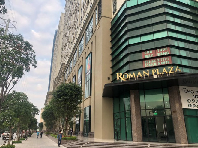 Hệ thống các tòa nhà cao tầng Roman Plaza là một trong những chuỗi cao ốc có mặt tiền tiếp giáp trực tiếp vỉa hè, không còn hành&nbsp;lang hoặc khoảng không giữa đường và công trình cao tầng.&nbsp;