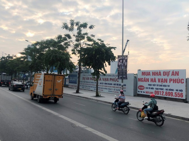 Đối diện các tòa nhà cao tầng&nbsp;Roman Plaza, Ngân Hà Vạn Phúc, ven đường Tố Hữu chiều Thanh Xuân - Hà Đông qua đây cũng đang có nhiều dự án nhà cao tầng mọc lên, đăng thông tin bán sàn xây dựng tràn lan...&nbsp;