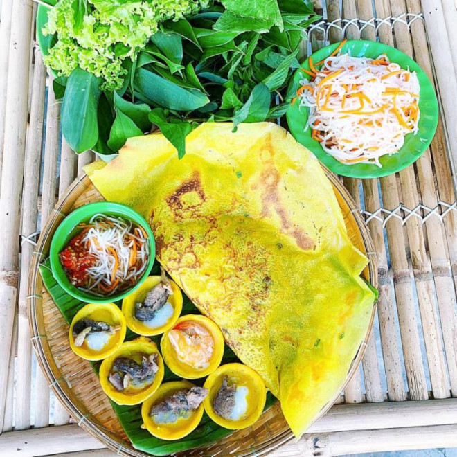 Bánh xèo – đặc sản Cao Lãnh Đồng Tháp mang hương vị ngon khó quên.