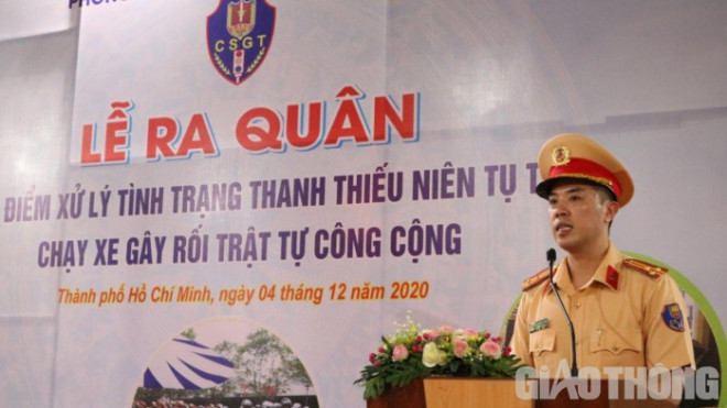 Thượng tá Huỳnh Trung Phong (Trưởng phòng CSGT TP.HCM) chủ trì lễ ra quân mở cao điểm xử lý tình trạng thanh thiếu niên tụ tập chạy xe gây rối trật tự công cộng.