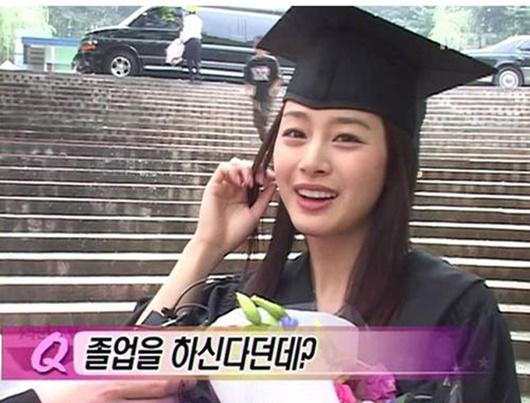 Kim Tae Hee là nữ thần ở đại học Quốc gia Seoul vì nhan sắc và thành tích học tập cao.