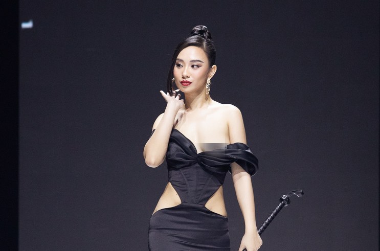 Hương Trà lộ vòng 1 không hay biết khi xuất hiện mở màn trong bộ sưu tập.