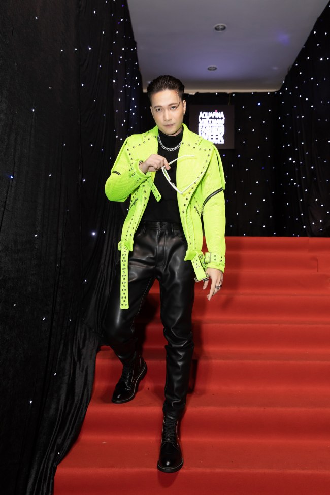 S.T nổi bật hơn bất kỳ mỹ nhân nào vì mặc áo khoác jacket màu xanh neon.