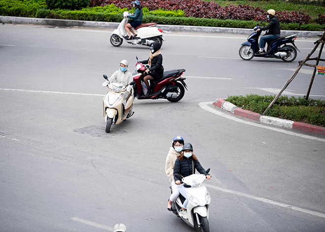 Nhiều người tham gia giao thông còn bất chấp nguy hiểm đi ngược chiều, vượt đèn đỏ để tránh tắc đường.