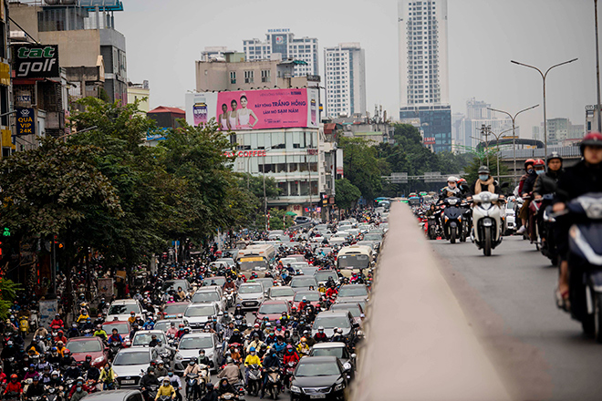 Hình ảnh tương phản giữa đường trên cao và phía dưới.