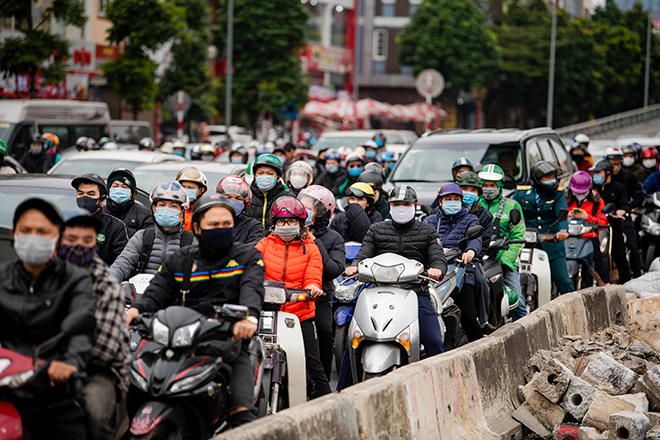 Hàng nghìn người dân mệt mỏi đứng "chôn chân" tại khu vực Trường Chinh giao với Tây Sơn.