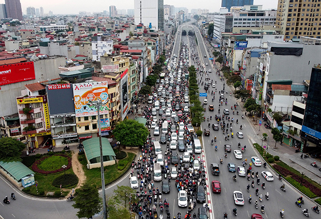 Nhất là vào giờ cao điểm (7h - 8h30 và 16h30 đến 18h30) tình trạng ùn tắc giao thông vẫn xảy ra.