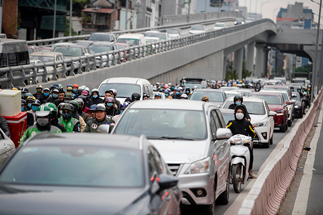 Tưởng chừng như sau khi thông xe đường vành đai 2 trên cao sẽ giảm cảnh ùn tắc, tuy nhiên tình trạng&nbsp;này lại tăng lên khi lượng xe dồn về đây nhiều hơn.