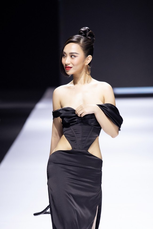 Mới đây, hoa hậu Hương Trà gặp sự cố lộ vòng ngực nghiêm trọng trên sàn diễn thời trang, trước hàng trăm nghìn khách mời.
