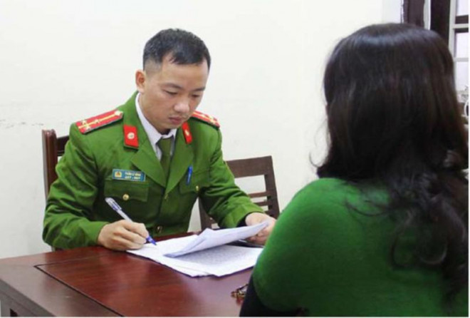 Cô Trần Thị Thanh T. đến cơ quan công an trình báo việc mình bị lừa đảo mất hơn 1 tỉ đồng. Ảnh: CA