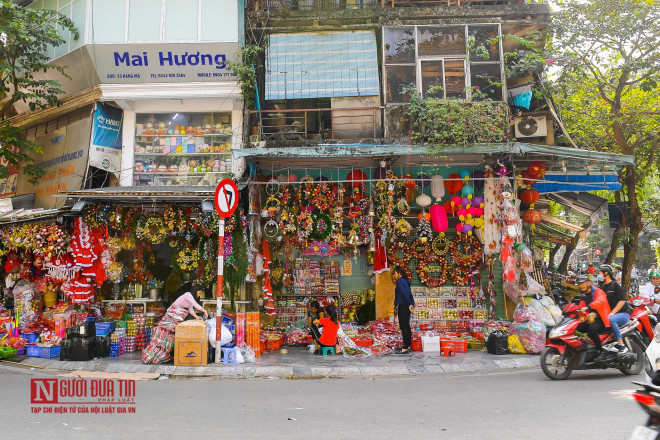 Phố Hàng Mã là điểm thu hút nhiều khách tham quan, mua sắm của Hà Nội. Nơi đây đặc biệt đông đúc vào các dịp như Tết Nguyên đán, Tết Trung thu, giáng sinh bởi những mặt hàng được bán theo kiểu "mùa nào thức nấy".