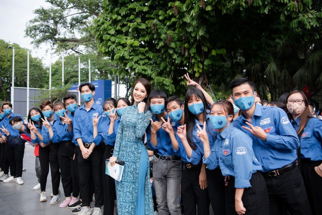 Á hậu Thuỵ Vân: &#39;Hoa hậu Đỗ Thị Hà sẽ còn đẹp và toả sáng hơn rất nhiều&#39; - 9