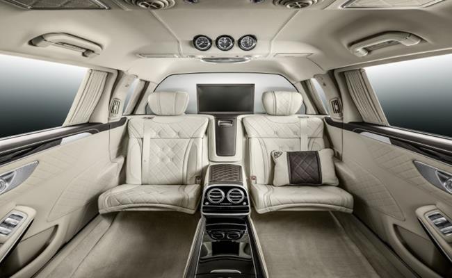 Mercedes-Maybach S600 Pullman sở hữu những đặc điểm nổi bật như động cơ V12 tăngáp kép, dung tích 6.0L, có thể sản sinh công suất tối đa 530 mã lực. Chiều dài khủng – 6,5 mét, khoang nội thất xe chứa 2 hàng ghế rộng rãi. Nội thất bên trong được làm từ những vật liệu sang trọng như da, nhôm, gỗ cao cấp. Ghế được thiết kế với khả năng có thể điều chỉnh nhiều tư thế, có bệ đỡ chân và đặc biệt có cả hệ thống massage…
