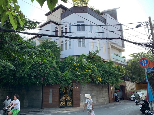 Tại thành phố Hồ Chí Minh, Mr Đàm cũng có một căn biệt thự trị giá 60 tỷ ở khu dân cư cao cấp. Căn nhà nằm ngay ngã tư, hai mặt tiền, có ba tầng, bên ngoài sơn màu trắng chủ đạo.
