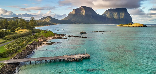 Australia:&nbsp;Núi Lidgbird nhô lên trên đầm phá ở Đảo Lord Howe, Australia. Chỉ có 400 du khách được phép cùng một lúc trải nghiệm những kỳ quan thiên nhiên của Di sản Thế giới đã được UNESCO công nhận này.
