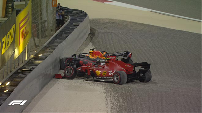 Verstappen và Leclerc bỏ cuộc do va chạm vòng mở màn