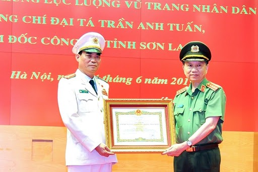 Đại tá Trần Anh Tuấn (bên trái), nguyên Giám đốc Công an tỉnh Sơn La